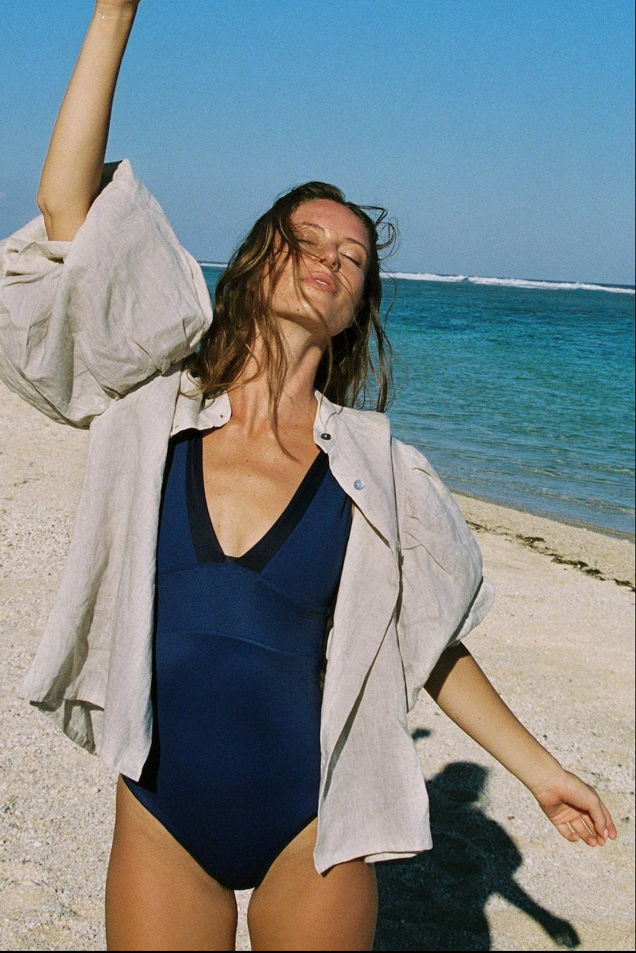 Blusa Iconic Lino Natural Monbali Collection — bordado artesanal sobre lino natural