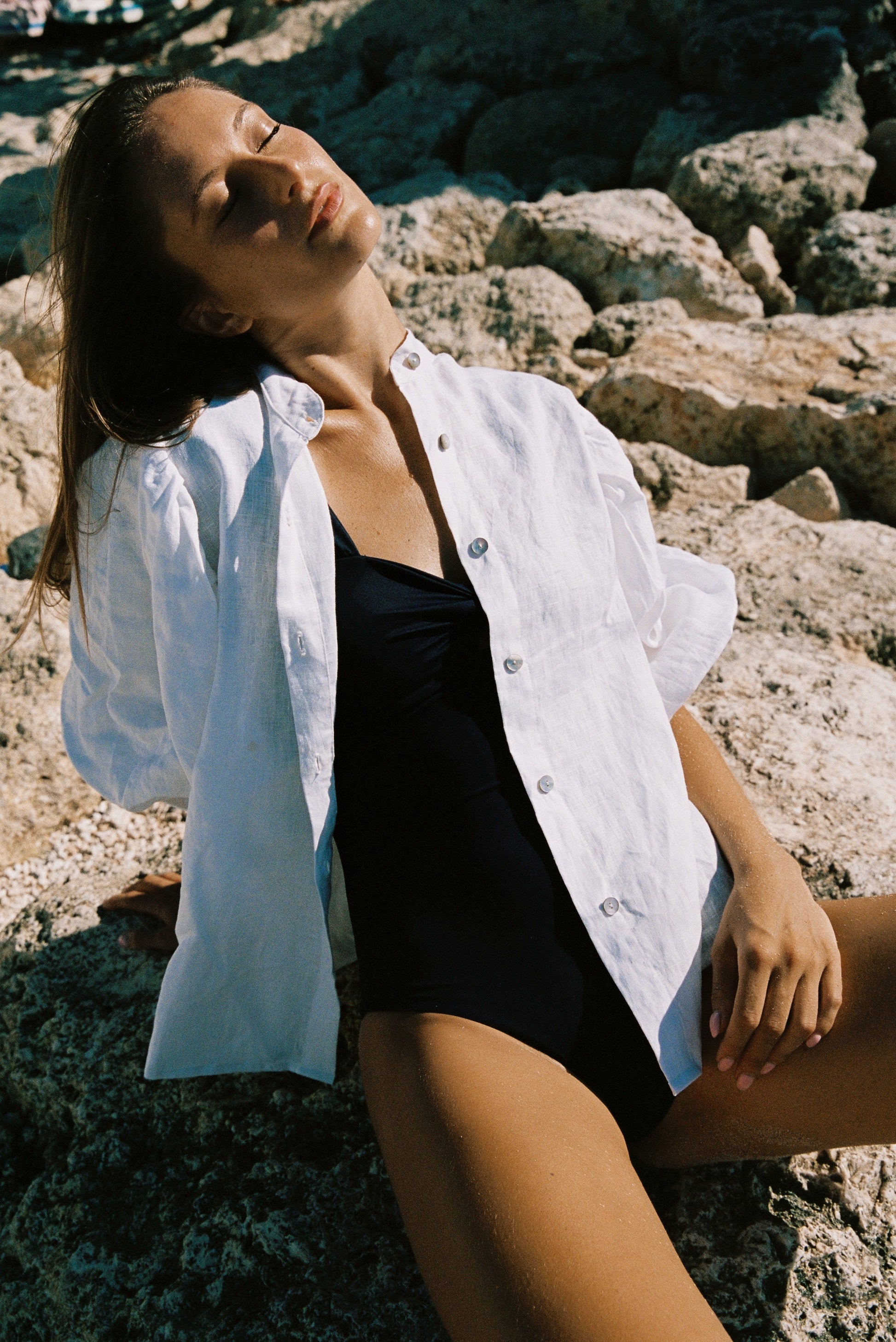 Blusa Iconic Lino Blanca Monbali Collection — modelo, blusa lino blanca Turó Park
