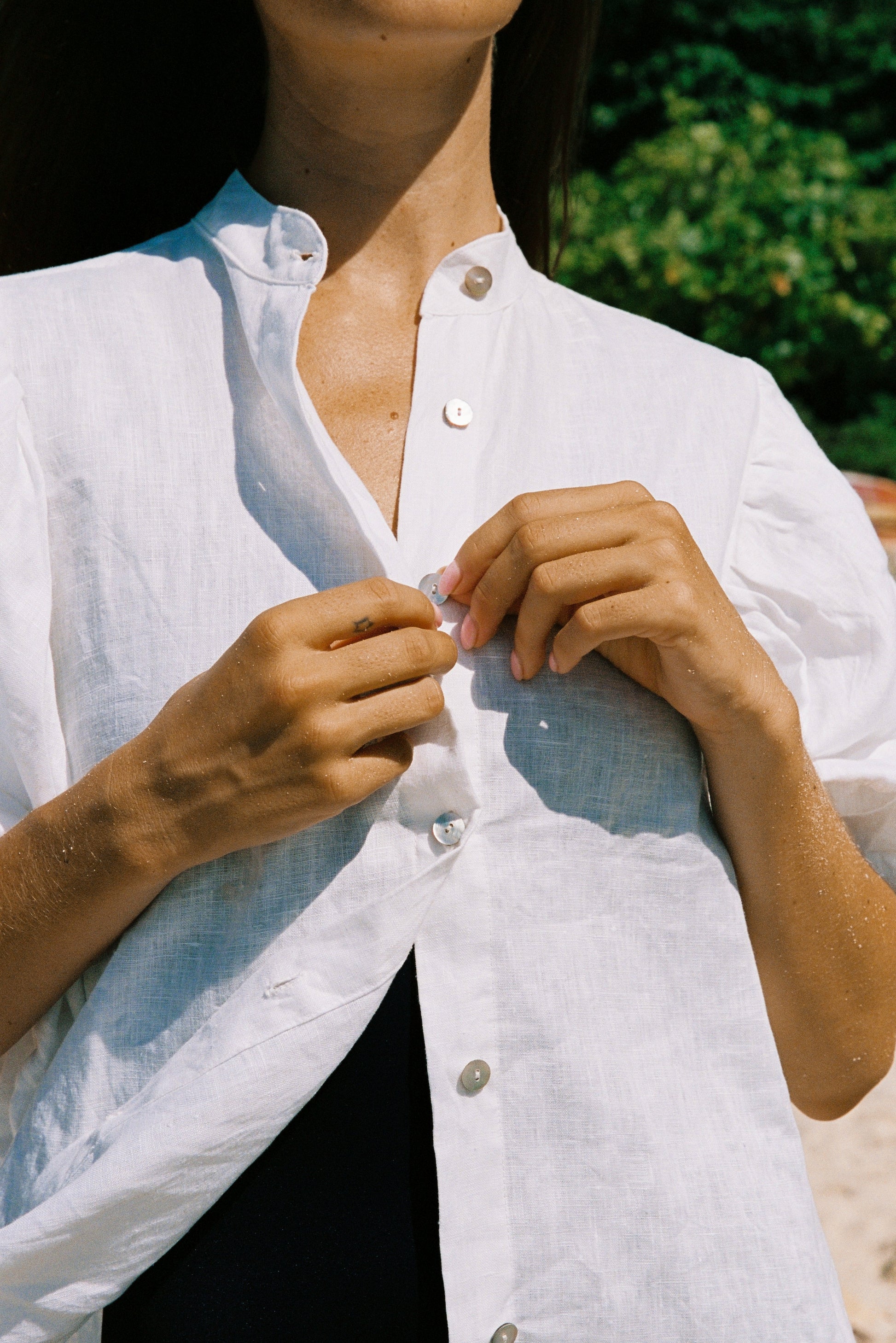Blusa Iconic Lino Blanca Monbali Collection — bordado floral en blanco, detalle artesanal