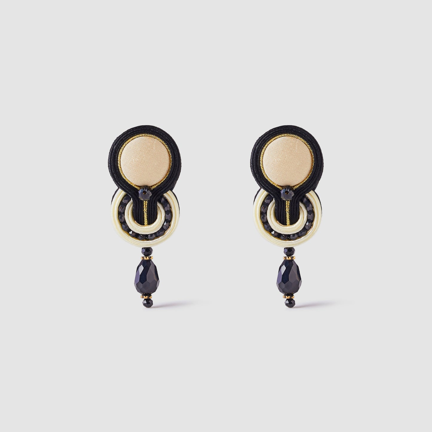 Pendientes Tommasa Cotton en crema y azul marino – Musula · PORTICO Concept, Turó Park Barcelona