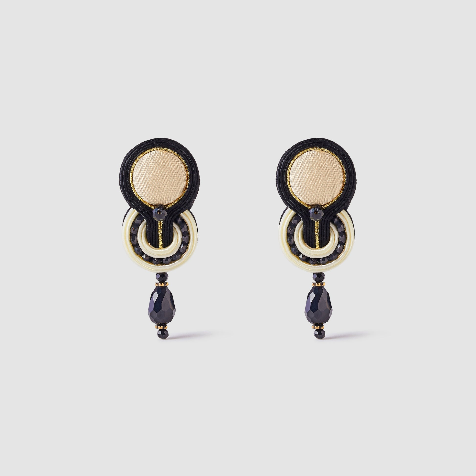 Pendientes Tommasa Cotton en crema y azul marino – Musula · PORTICO Concept, Turó Park Barcelona