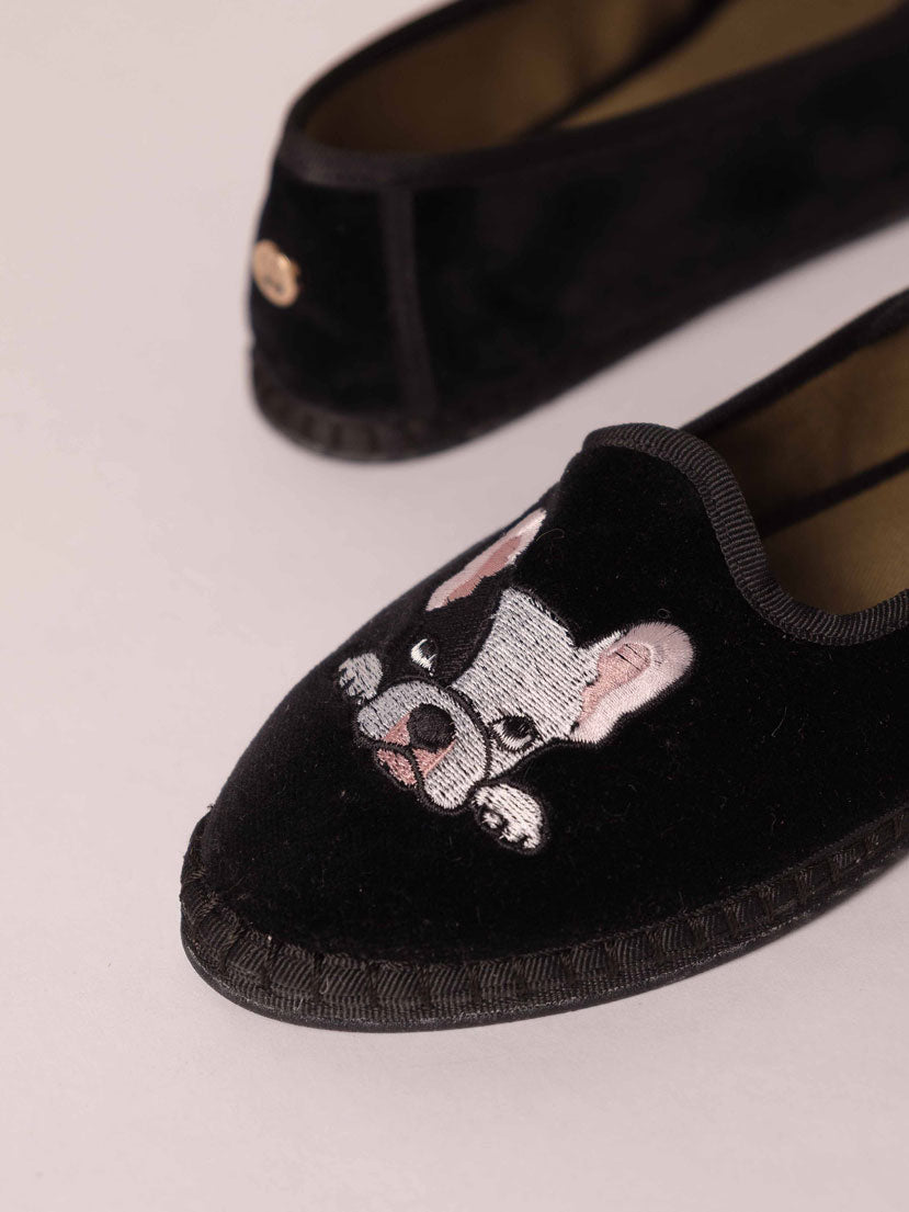 Svetis Nikola Bulldog, veneciana plana de terciopelo con estampado de bulldogs – Sveti Stefan · PORTICO Concept, Turó Park Barcelona
