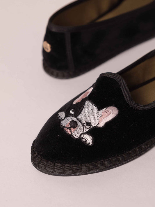 Svetis Nikola Bulldog, veneciana plana de terciopelo con estampado de bulldogs – Sveti Stefan · PORTICO Concept, Turó Park Barcelona