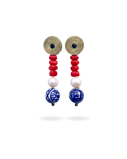 Pendientes Opium en coral, perla y porcelana azul – Musula · PORTICO Concept, Turó Park Barcelona