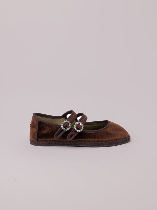 Double Lace Brownie, bailarinas de doble tira en terciopelo de algodón marrón – Sveti Stefan · PORTICO Concept, Turó Park Barcelona