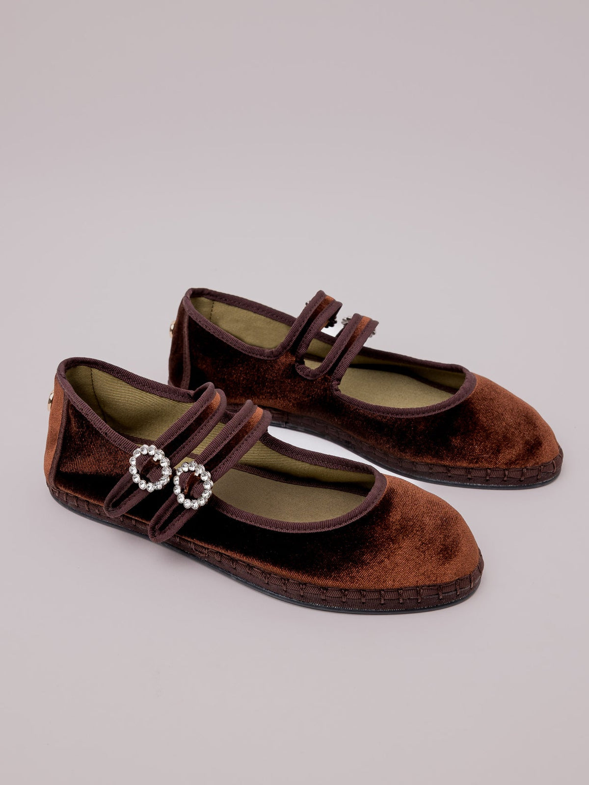 Double Lace Brownie, bailarinas de doble tira en terciopelo de algodón marrón – Sveti Stefan · PORTICO Concept, Turó Park Barcelona (vista 2)