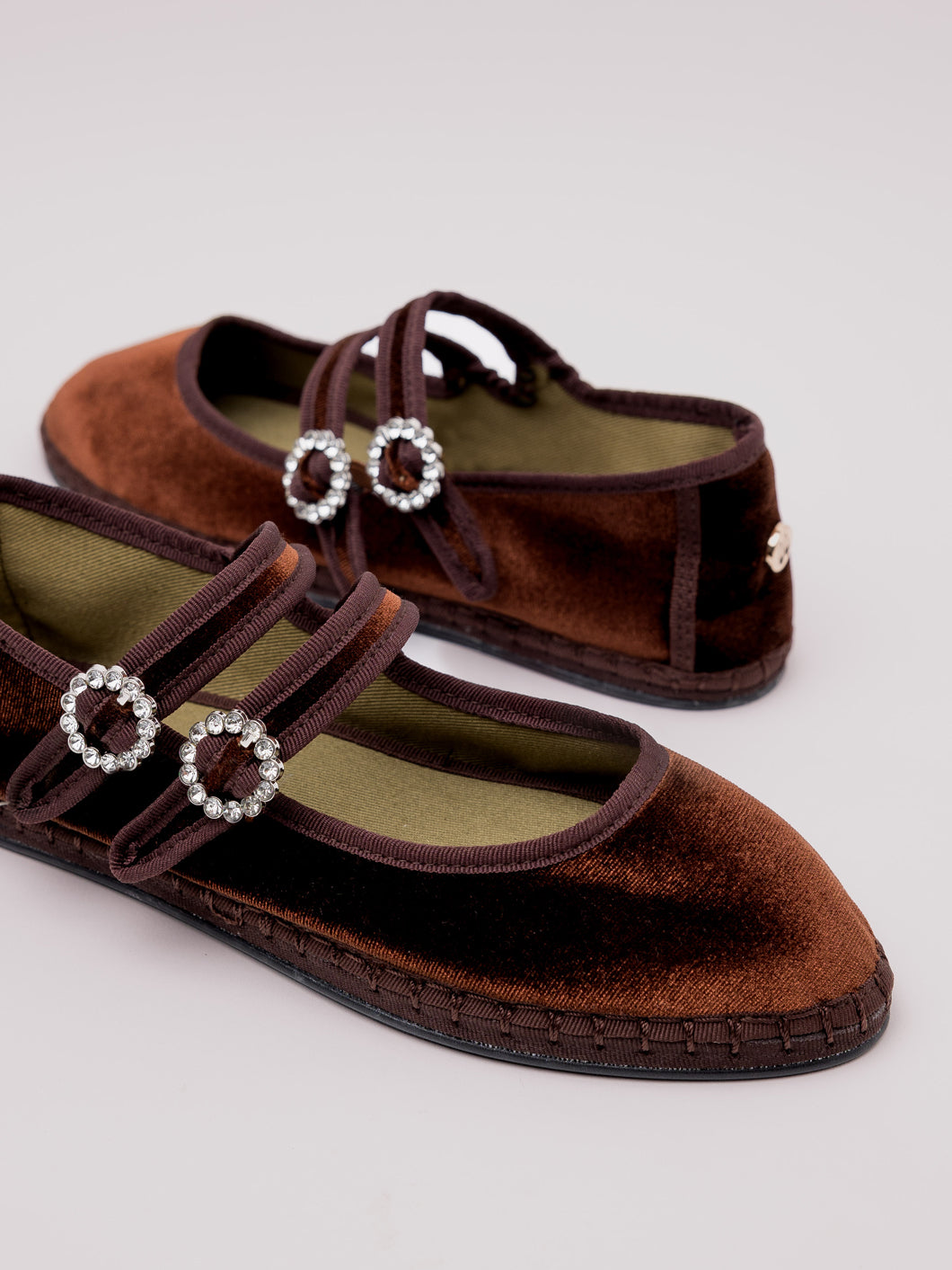Double Lace Brownie, bailarinas de doble tira en terciopelo de algodón marrón – Sveti Stefan · PORTICO Concept, Turó Park Barcelona (vista 3)