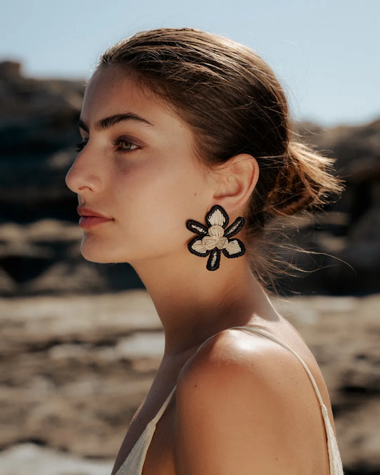 Pendientes Orquidea Beige Black de Coper, pendientes de fibra de palma de iraca en beige y negro