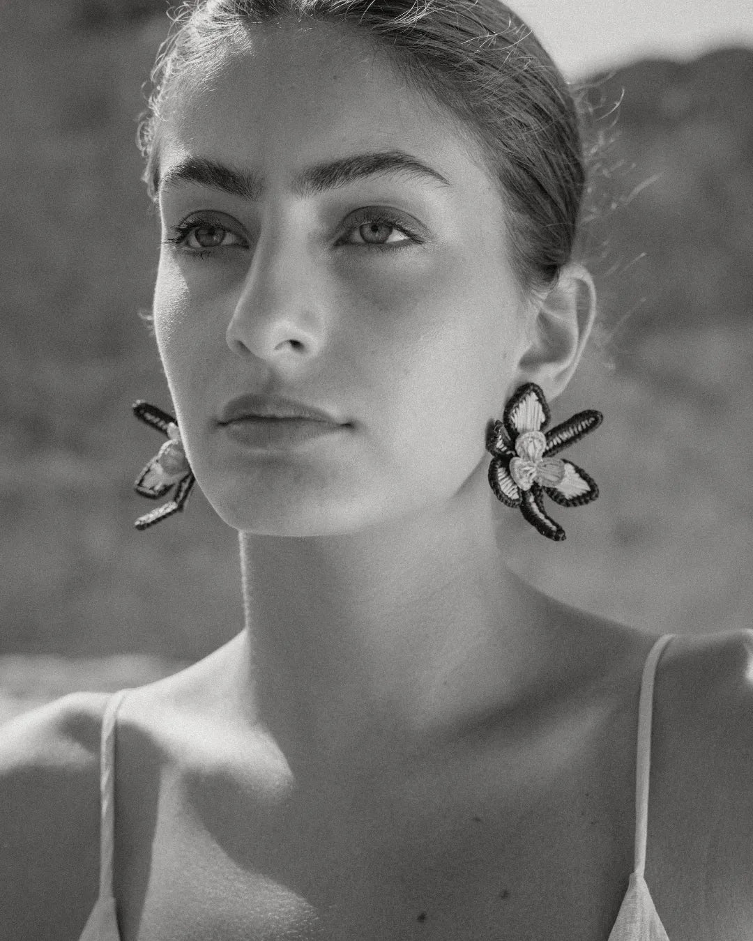 Pendientes Orquidea Beige Black de Coper · detalle 2
