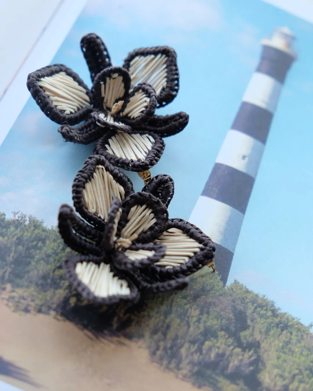 Pendientes Orquidea Beige Black de Coper · detalle 3