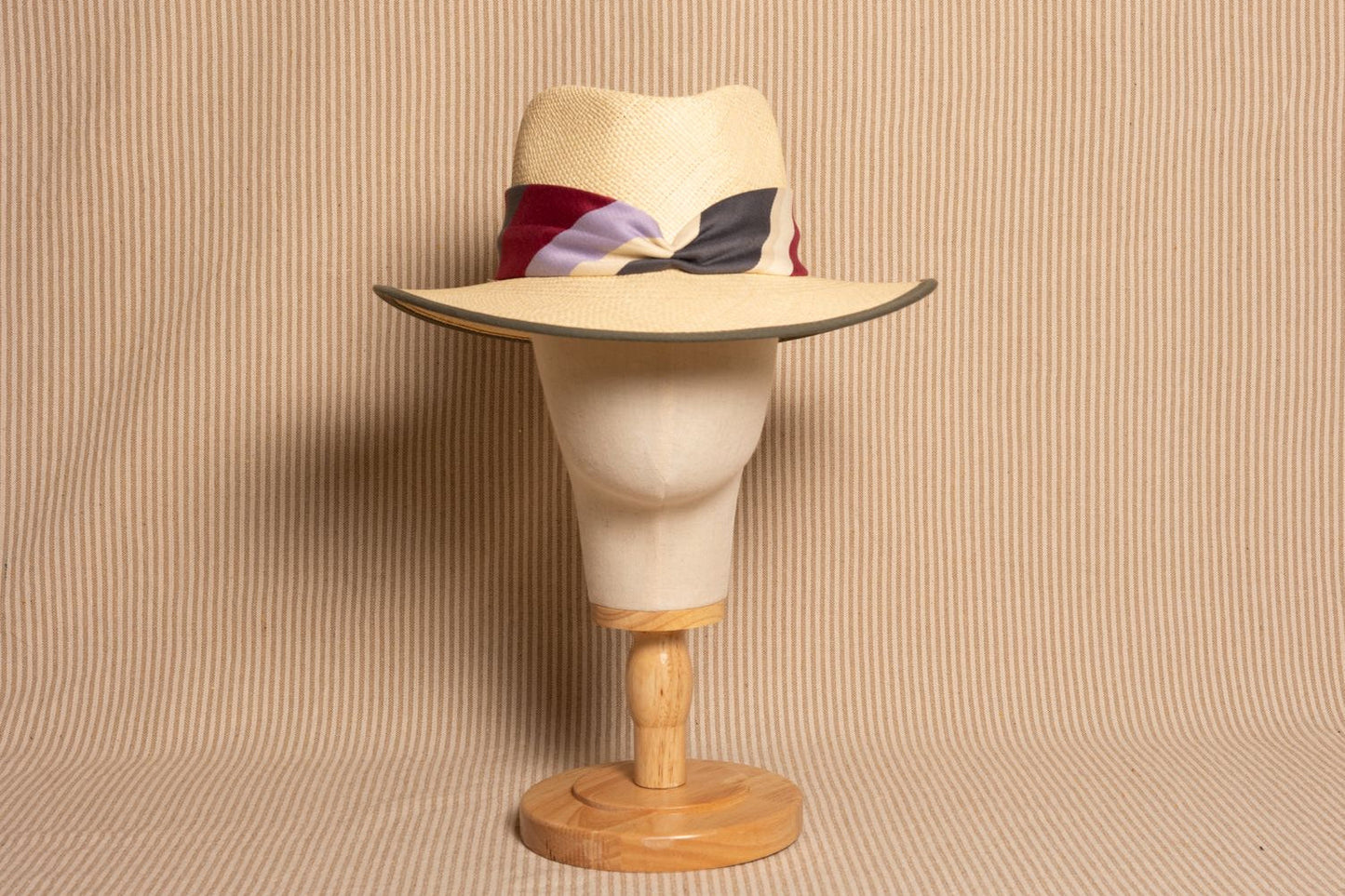 Sombrero fedora de paja toquilla a rayas burdeos de Alexia Álvarez de Toledo
