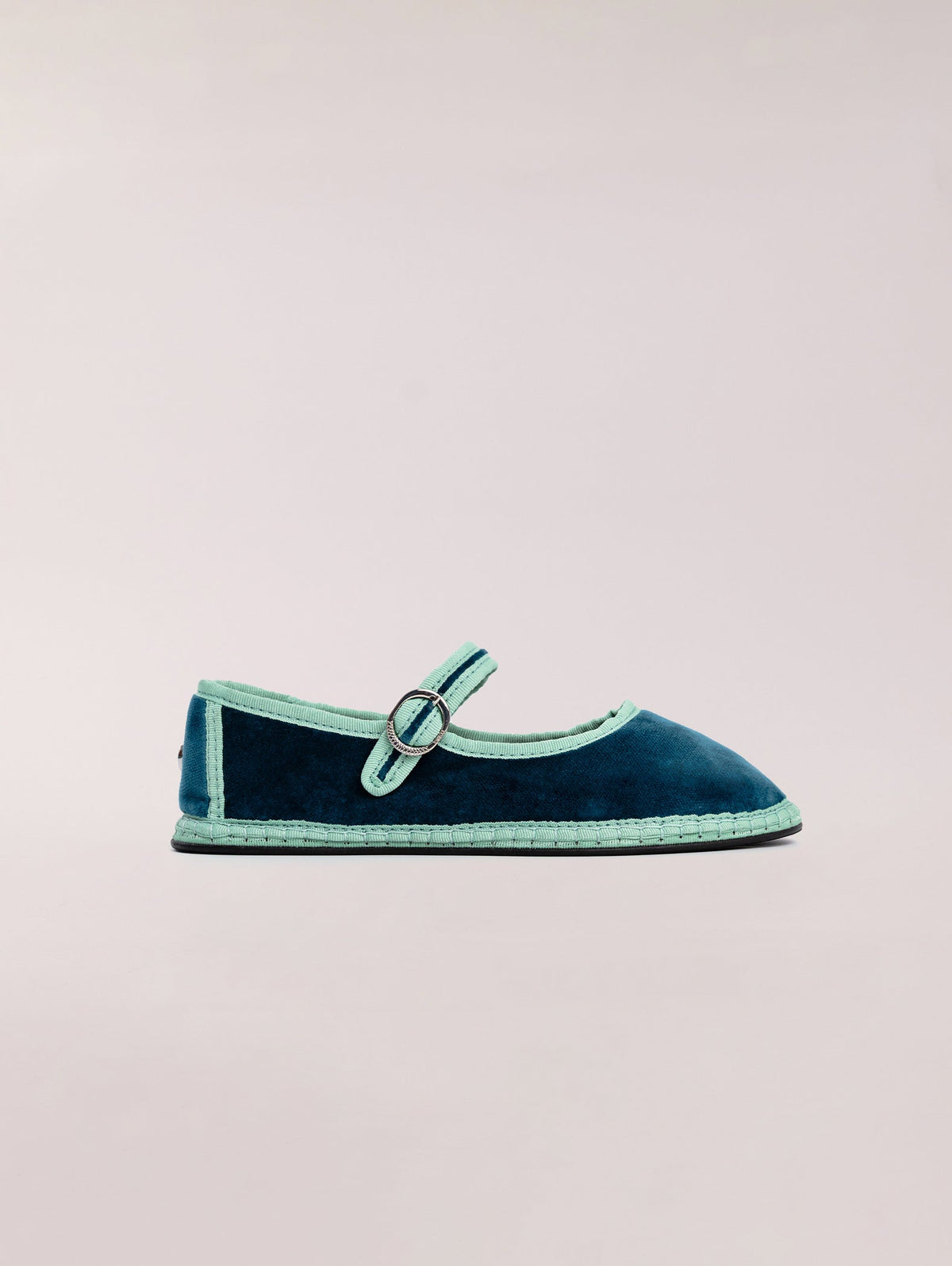 Svetis Mary Jane Cala, merceditas planas de terciopelo azul – Sveti Stefan · PORTICO Concept, Turó Park Barcelona