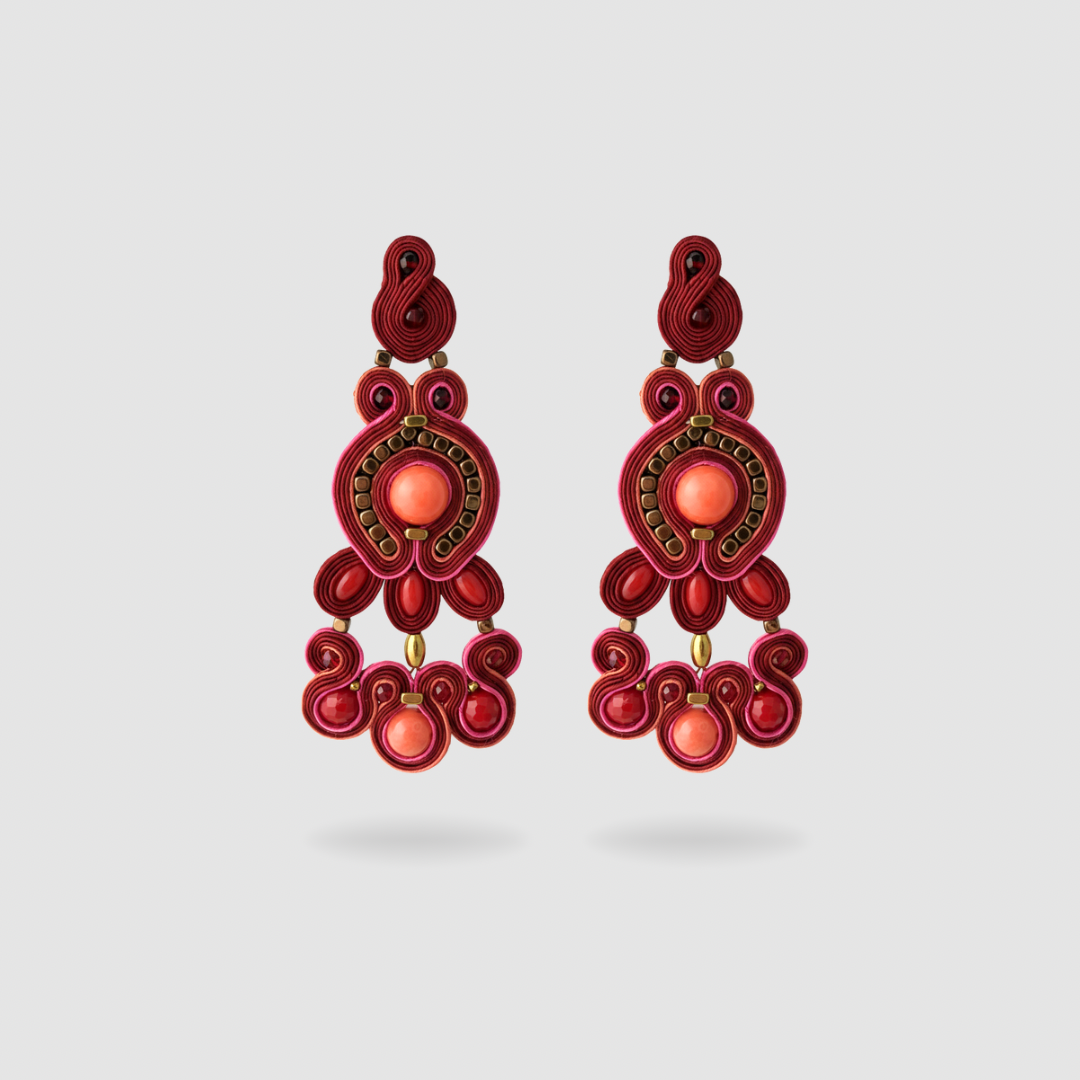Pendientes Royal Tartan Carmine de Musula · soutache de rayón, cristal, coral y hematites