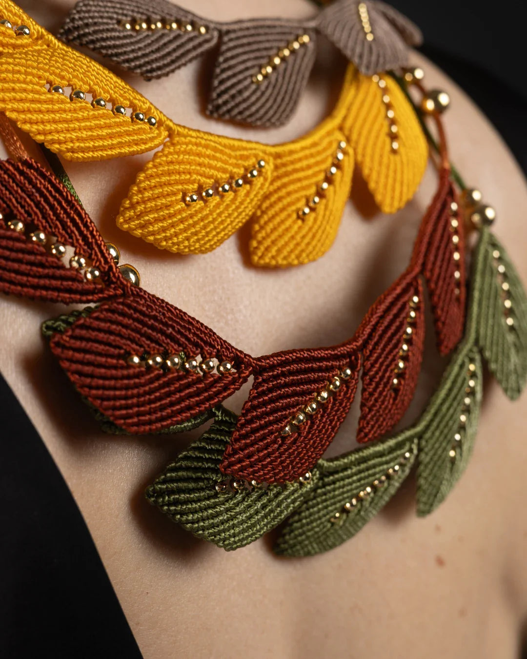 COLLAR AURA HOJAS TERRACOTA
