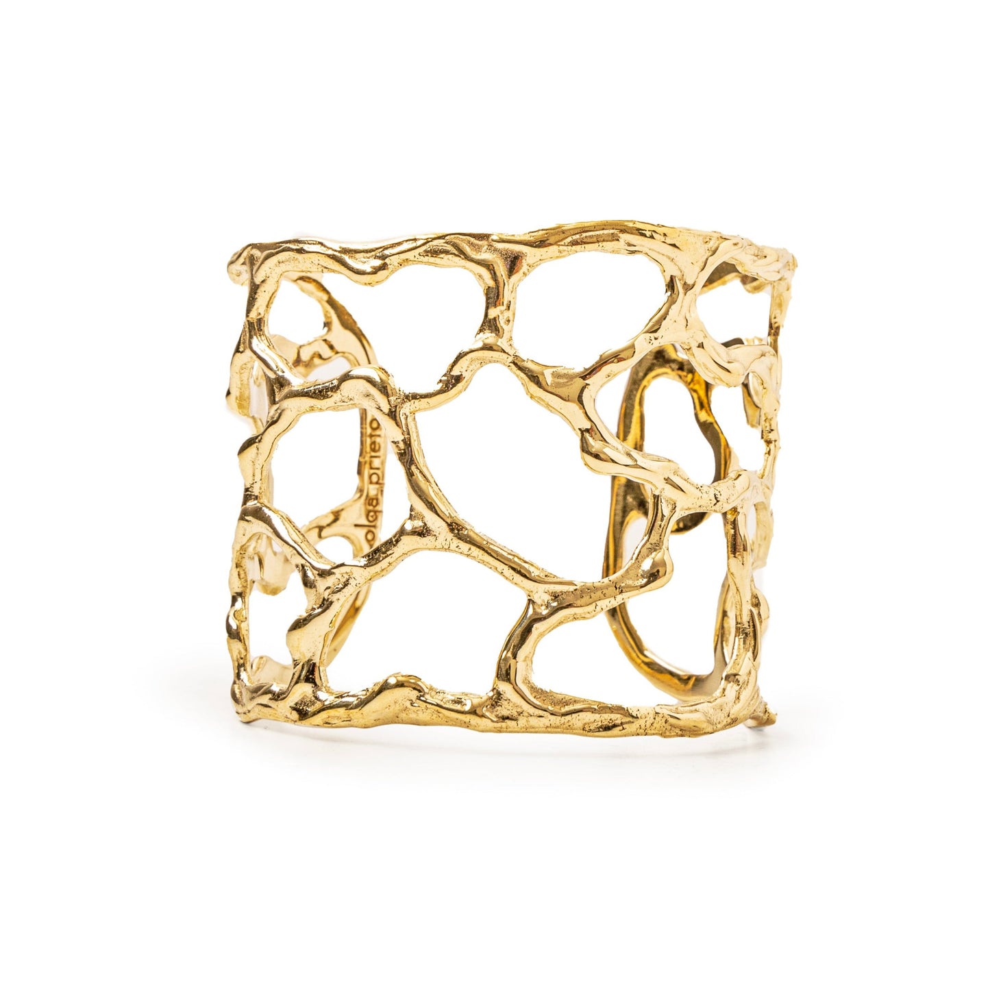 Brazalete Coralino de Olga Prieto · latón trabajado a mano con coral