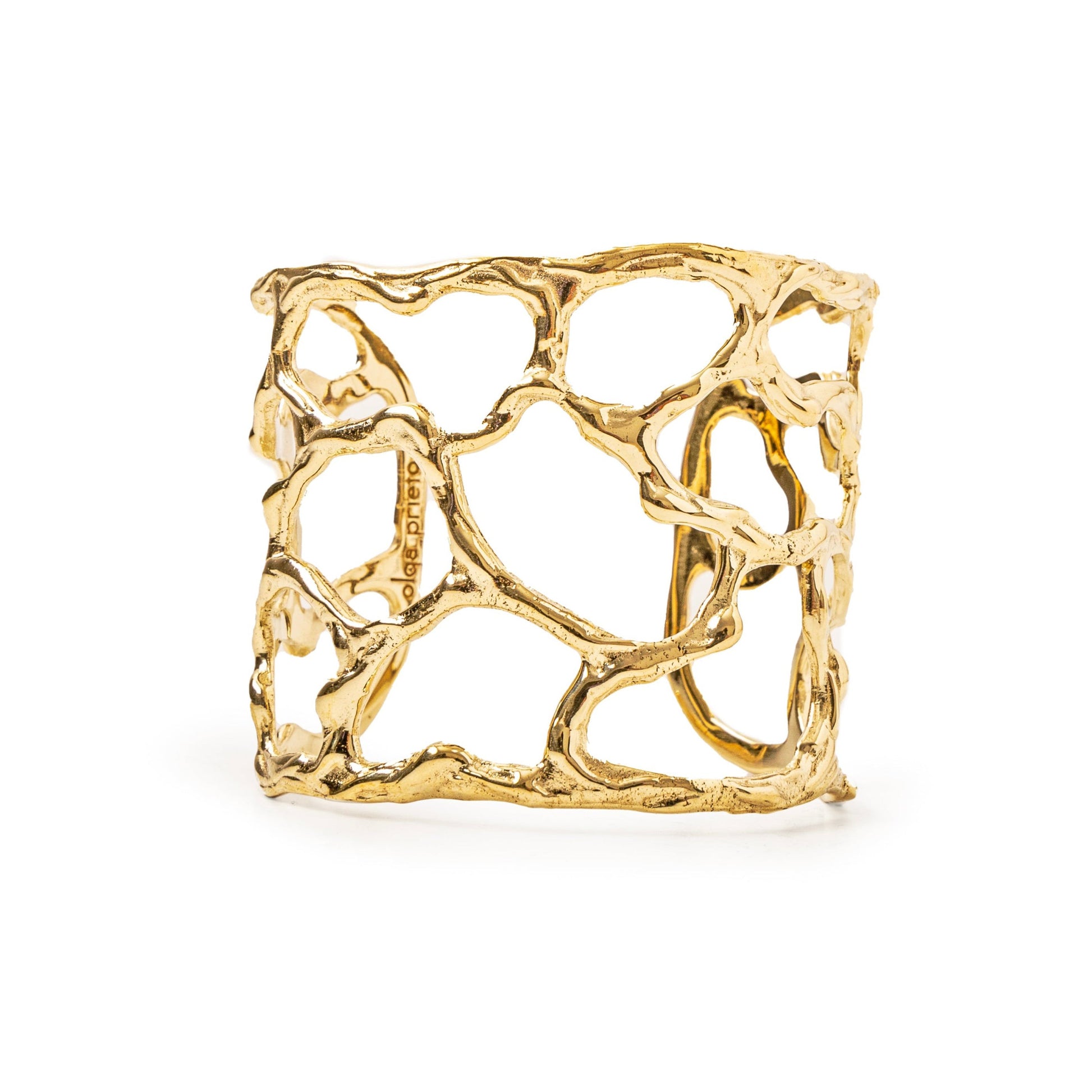 Brazalete Coralino de Olga Prieto · latón trabajado a mano con coral
