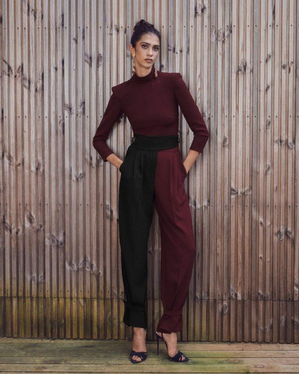 Pantalón Erin Burdeos y Negro de IQ Collection · detalle 2