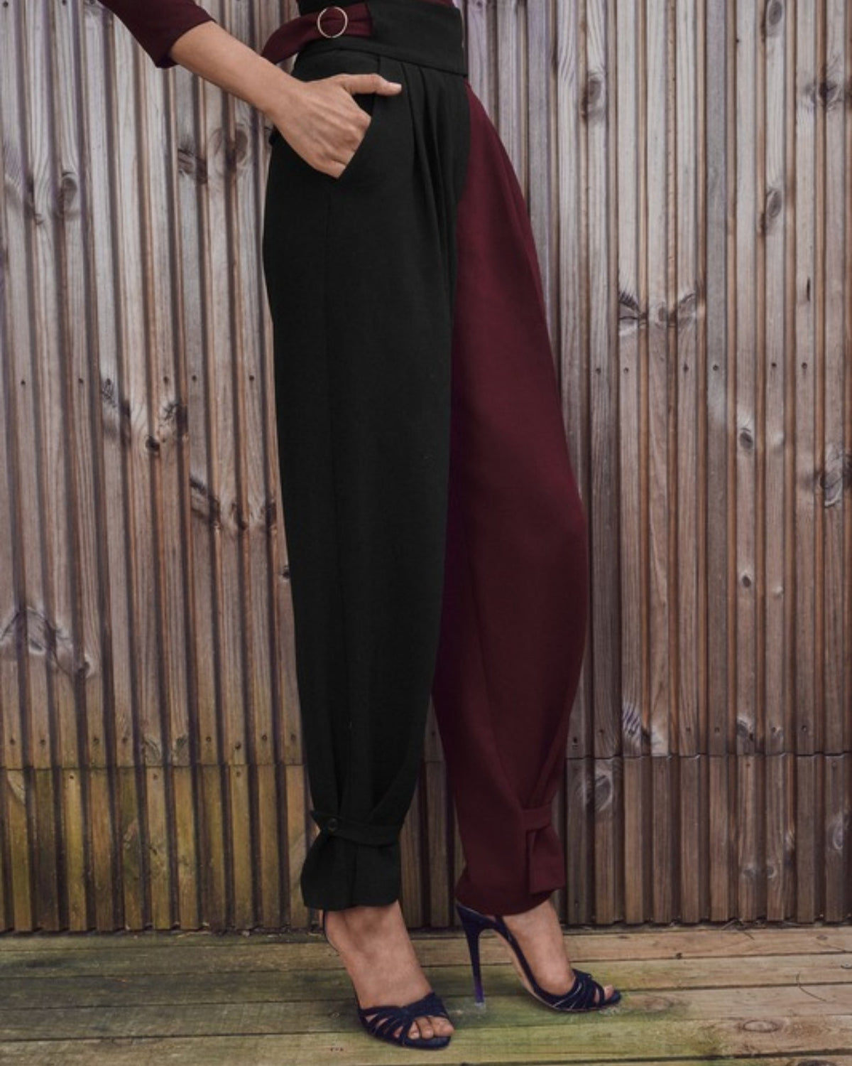 Pantalón Erin Burdeos y Negro de IQ Collection · detalle 1