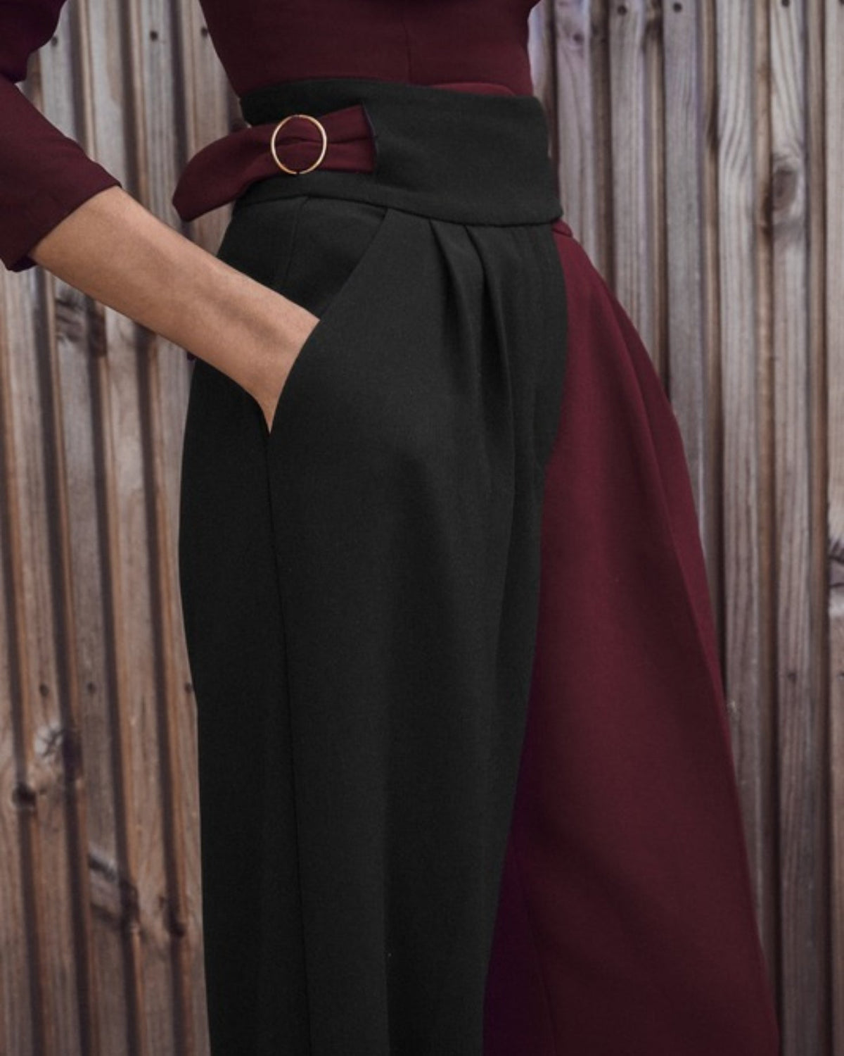 Pantalón Erin Burdeos y Negro de IQ Collection · detalle 3