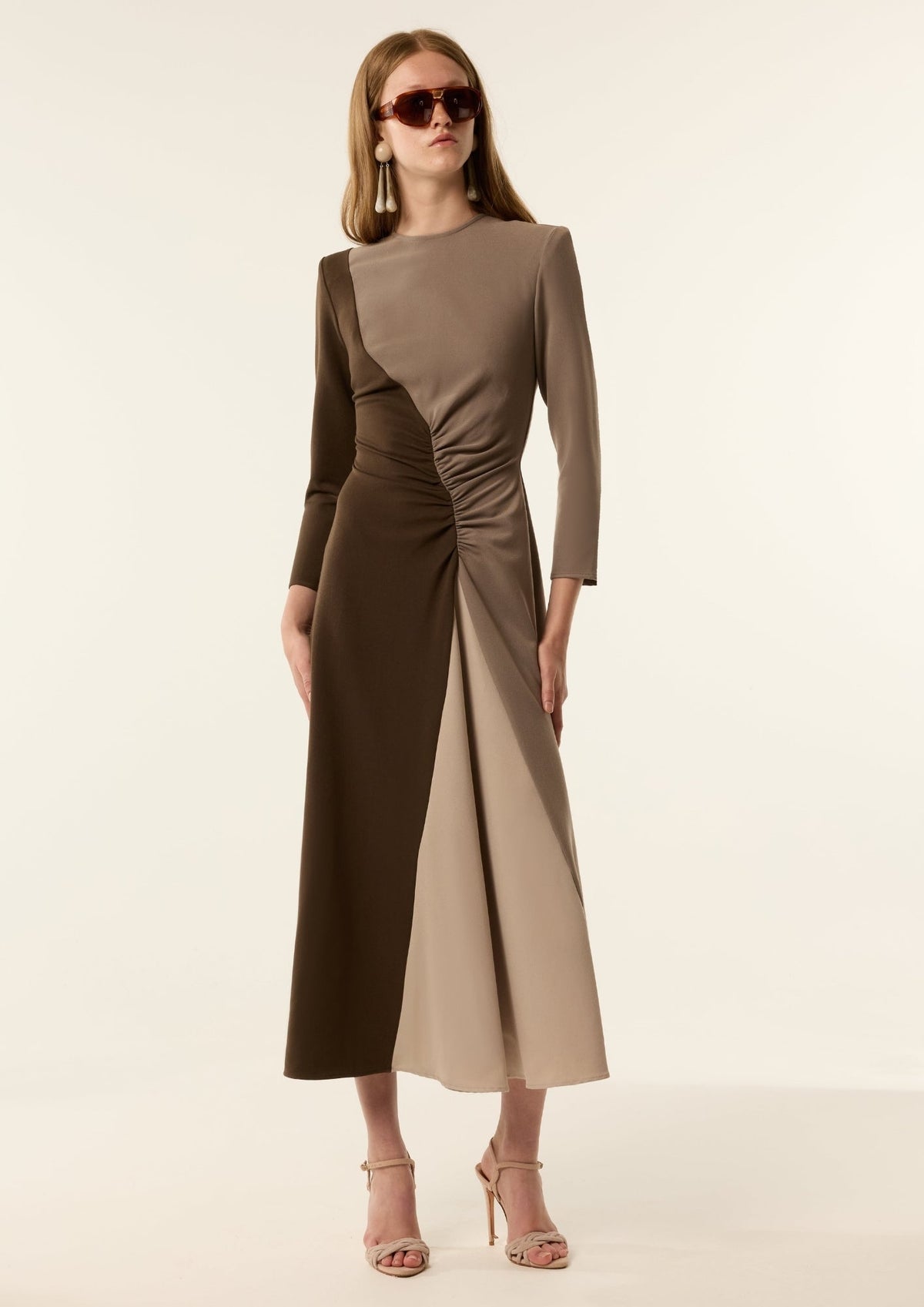 Vestido Olive Tricolor de IQ Collection · color-block caqui, gris y beige · midi entallado, manga larga