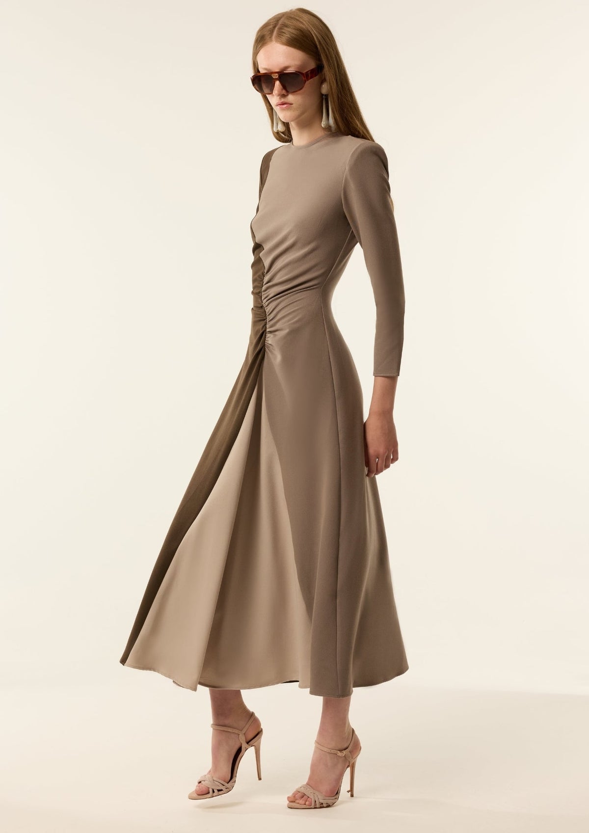 Vestido Olive Tricolor de IQ Collection · color-block caqui, gris y beige · midi entallado, manga larga · vista 2