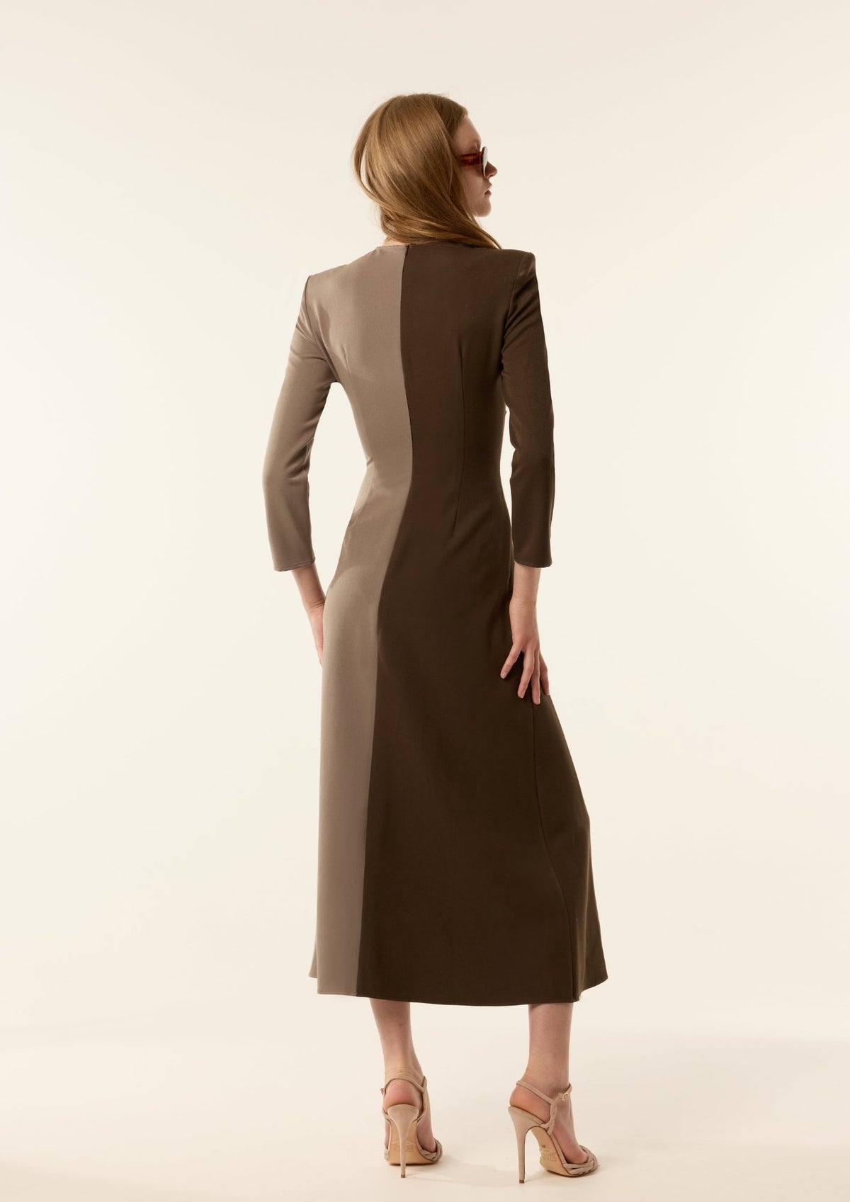 Vestido Olive Tricolor de IQ Collection · color-block caqui, gris y beige · midi entallado, manga larga · vista 3