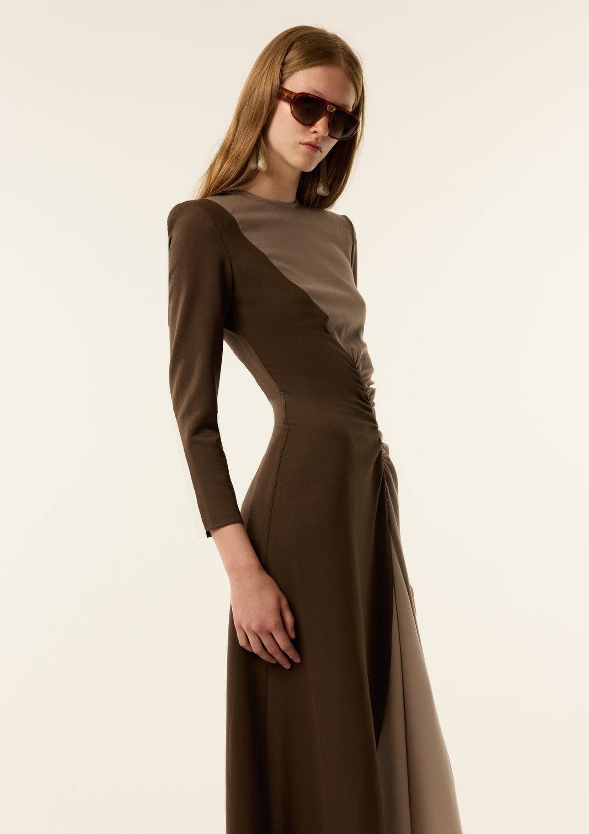 Vestido Olive Tricolor de IQ Collection · color-block caqui, gris y beige · midi entallado, manga larga · vista 4