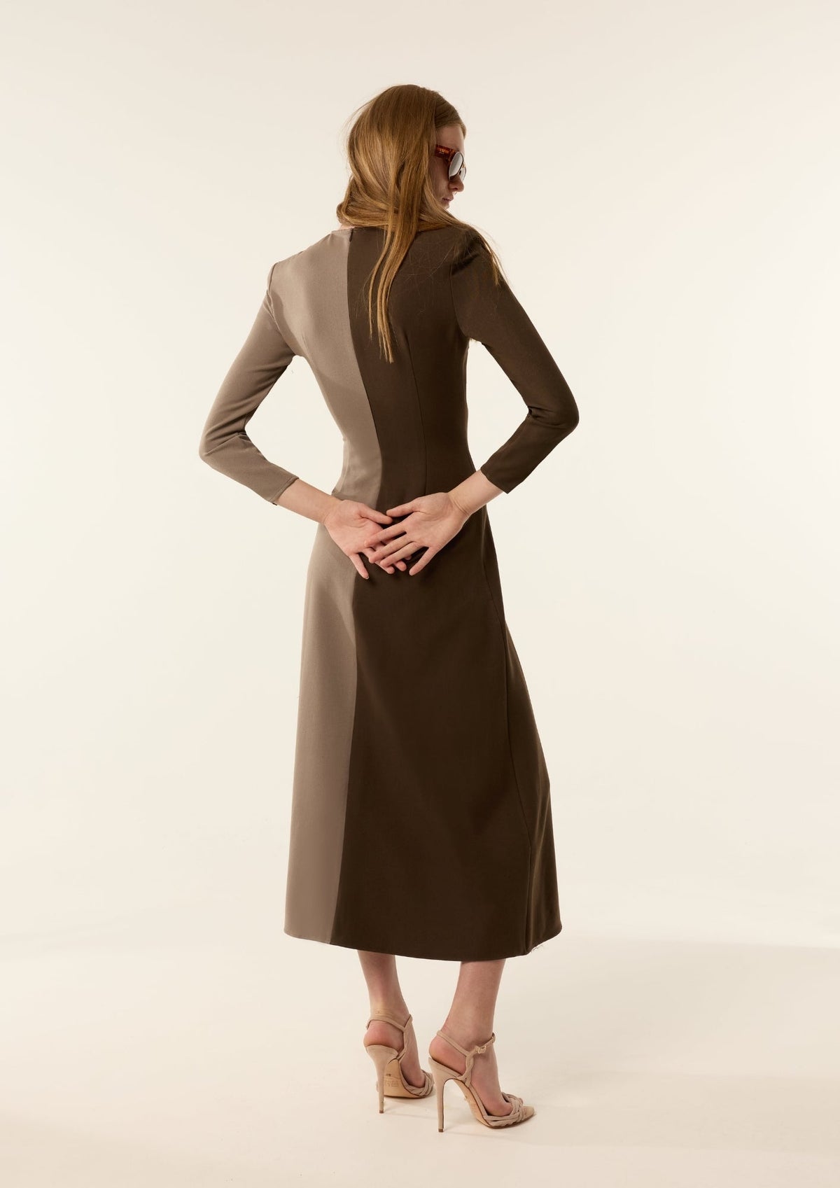 Vestido Olive Tricolor de IQ Collection · color-block caqui, gris y beige · midi entallado, manga larga · vista 6