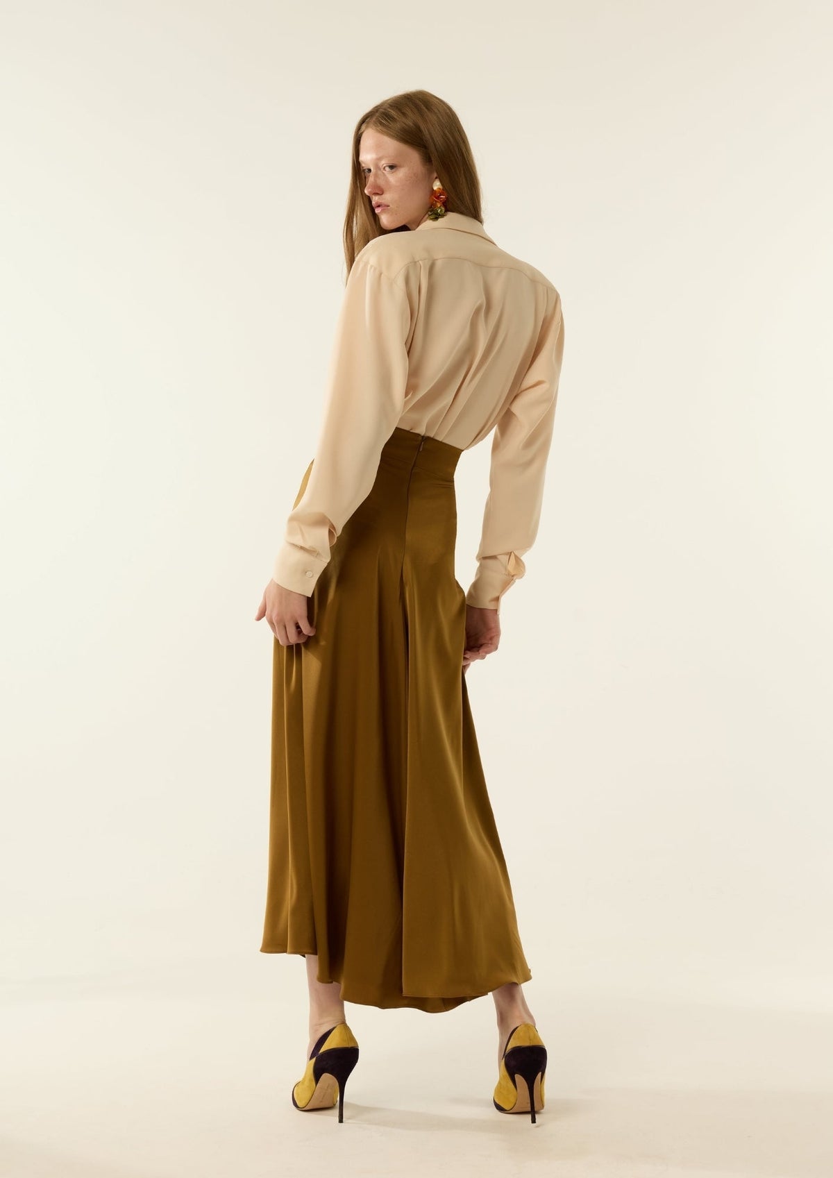Falda Clara Mostaza de IQ Collection · seda color mostaza · largo midi · vista 3