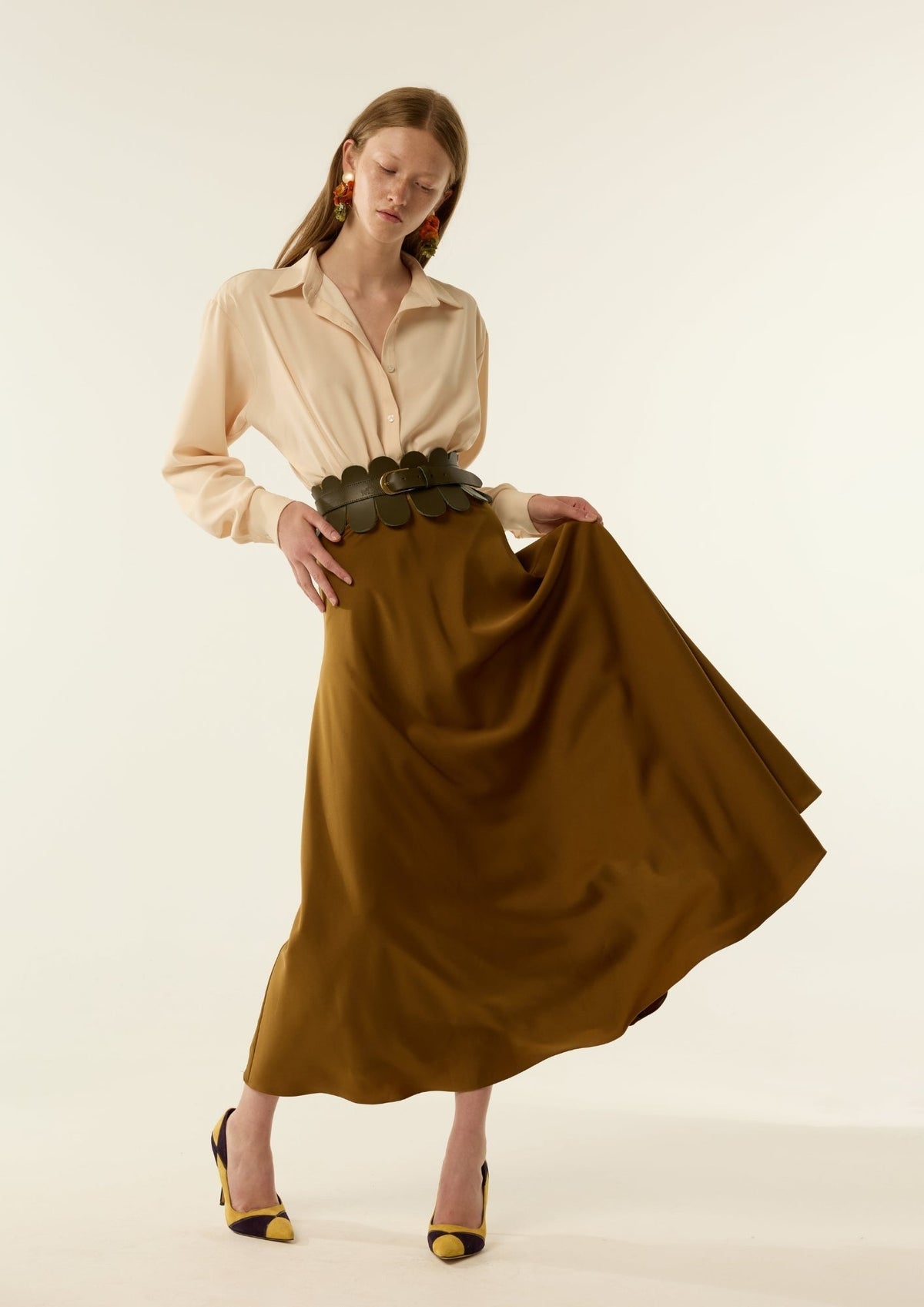 Falda Clara Mostaza de IQ Collection · seda color mostaza · largo midi · vista 4