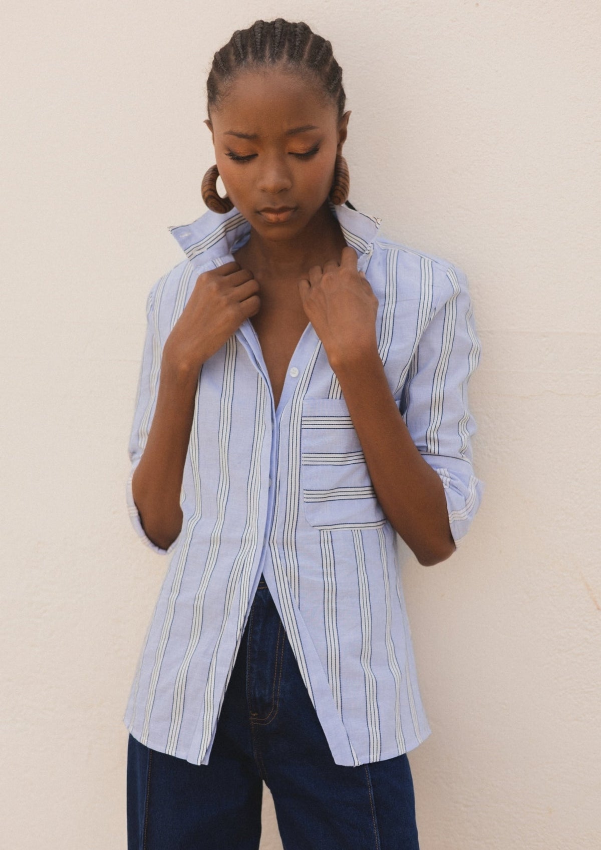 Camisa Graham de IQ Collection · rayas sobre base azul · cuello perkins, botonadura 3/4 · vista 3