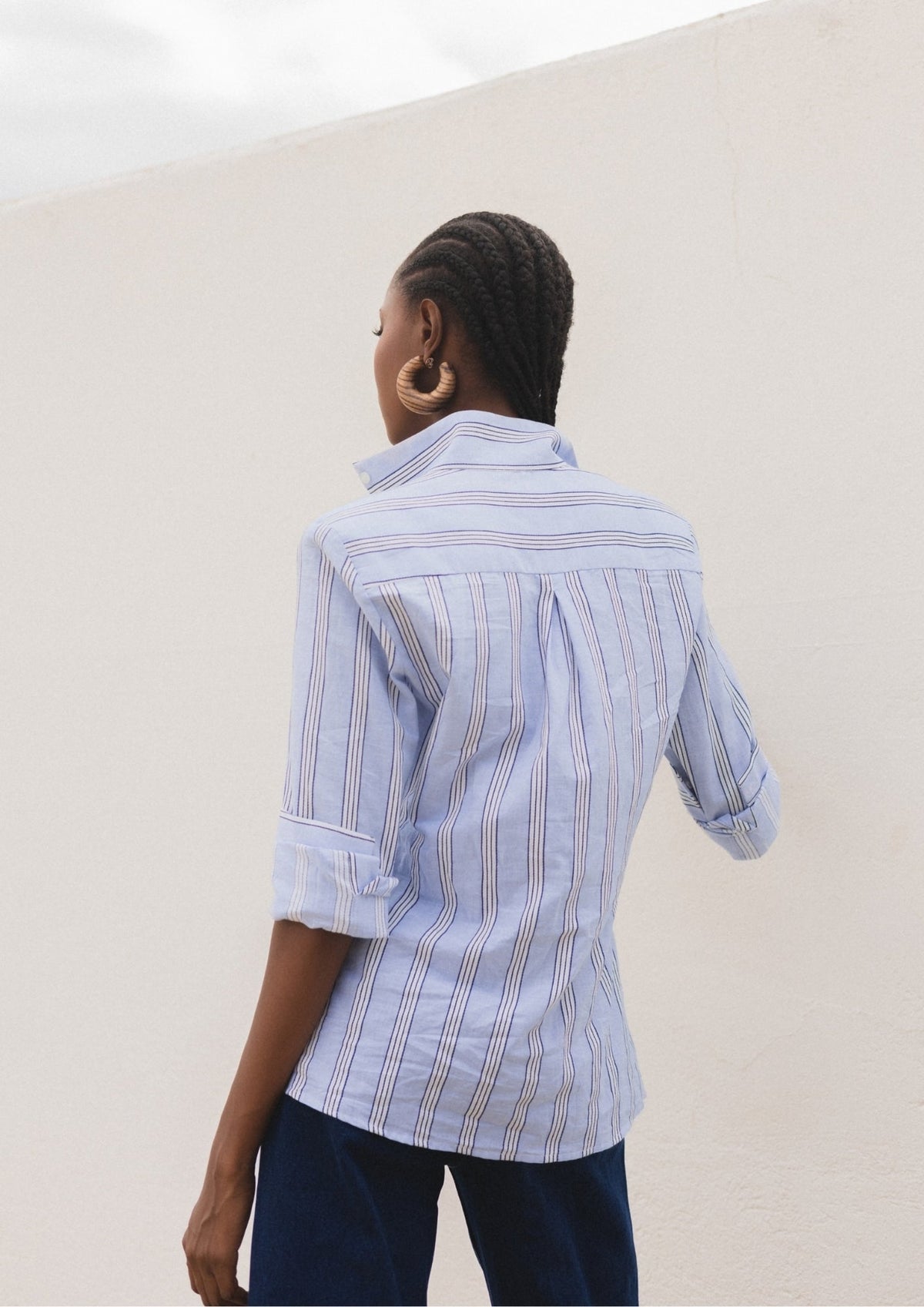 Camisa Graham de IQ Collection · rayas sobre base azul · cuello perkins, botonadura 3/4 · vista 4