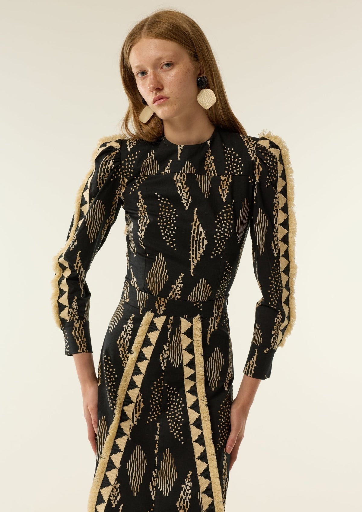 Camisa Elva Negro de IQ Collection · estampado negro y beige con flecos y pasamanería