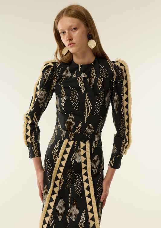 Camisa Elva Negro de IQ Collection · estampado negro y beige con flecos y pasamanería