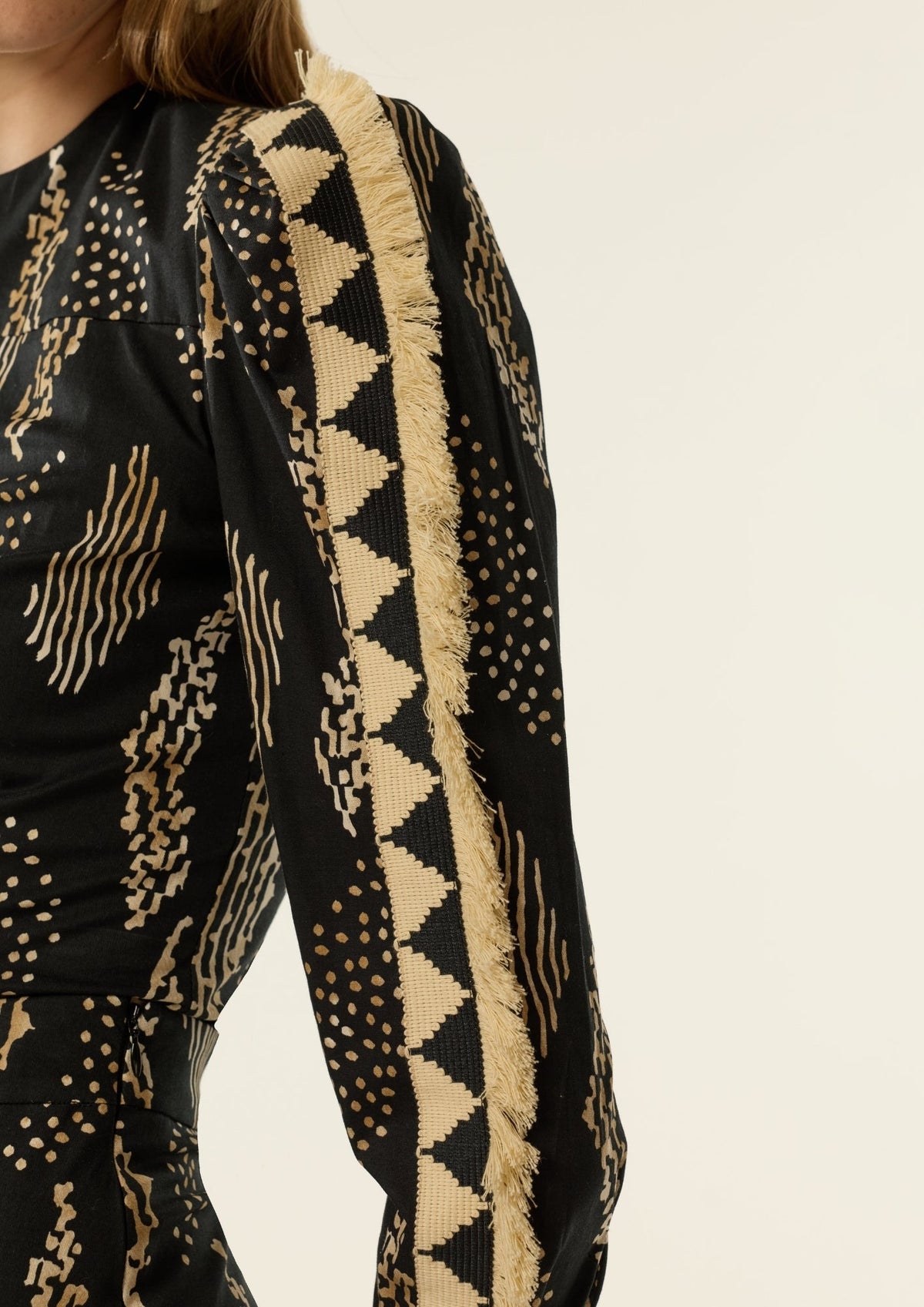Camisa Elva Negro de IQ Collection · detalle 1