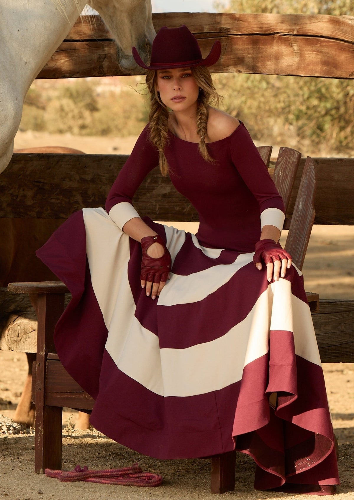 Vestido Como de IQ Collection · granate, falda de rayas beige y granate · escote barco