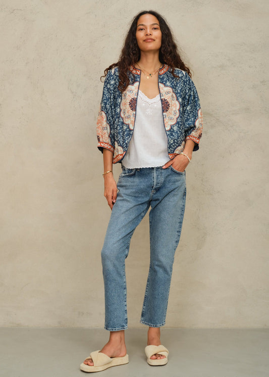 Chaqueta Ursa en algodón índigo con bordados florales, frontal – Mabe · PORTICO Concept, Turó Park Barcelona