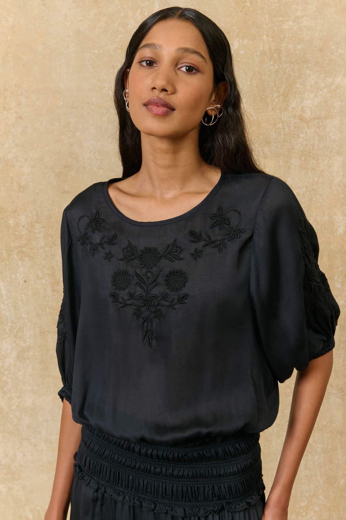 Camisa Chayana, top negro con bordado floral – Louise Misha · PORTICO Concept, Turó Park Barcelona
