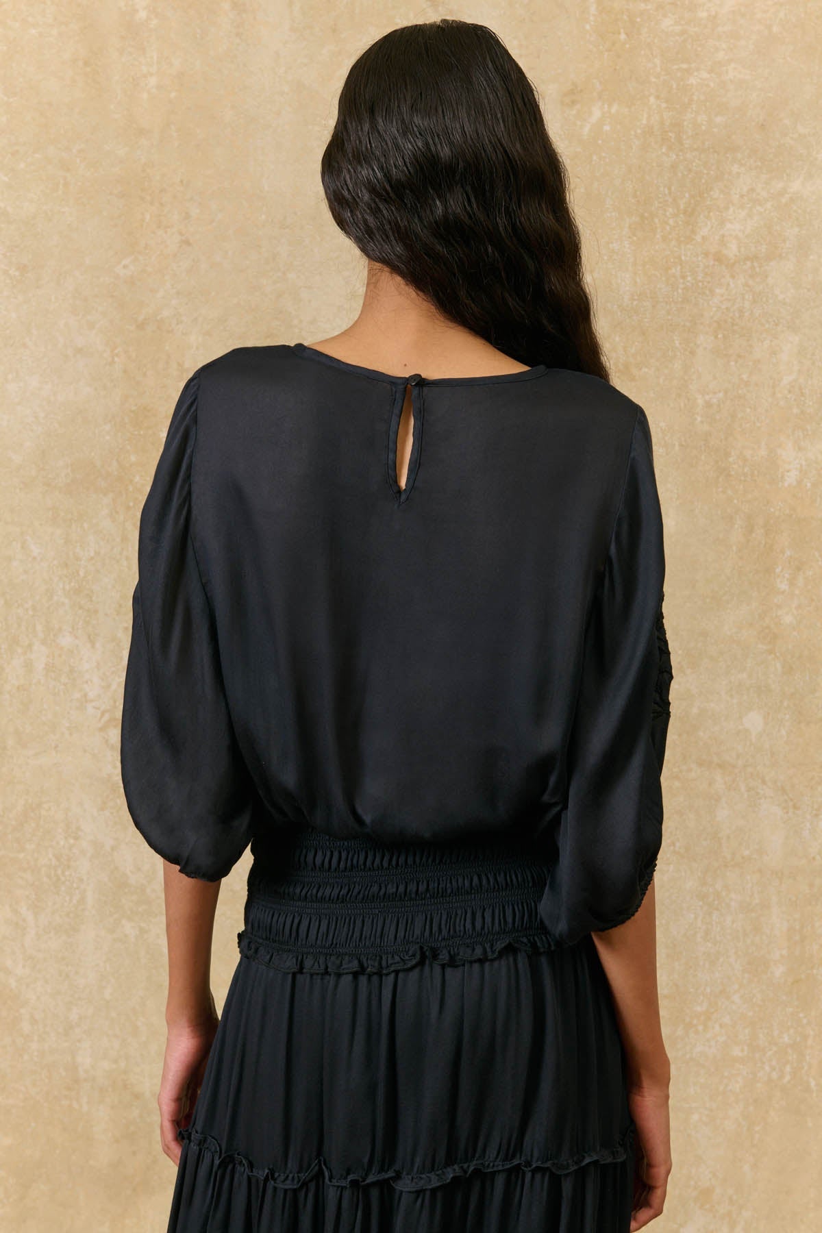 Camisa Chayana, top negro con bordado floral – Louise Misha · PORTICO Concept, Turó Park Barcelona