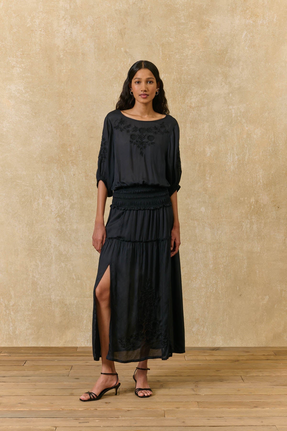 Camisa Chayana, top negro con bordado floral – Louise Misha · PORTICO Concept, Turó Park Barcelona