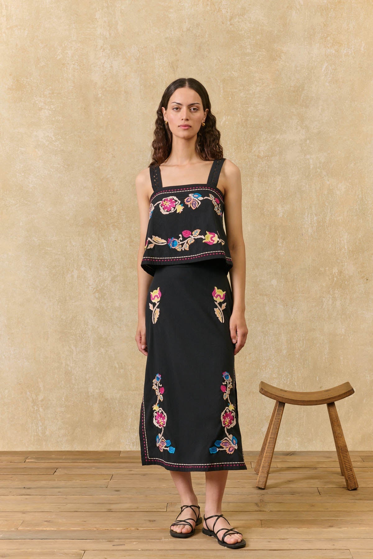 Falda Amarante, falda midi negra con bordado floral – Louise Misha · PORTICO Concept, Turó Park Barcelona