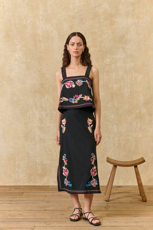 Falda Amarante, falda midi negra con bordado floral – Louise Misha · PORTICO Concept, Turó Park Barcelona