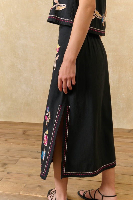 Falda Amarante, falda midi negra con bordado floral – Louise Misha · PORTICO Concept, Turó Park Barcelona (vista 2)