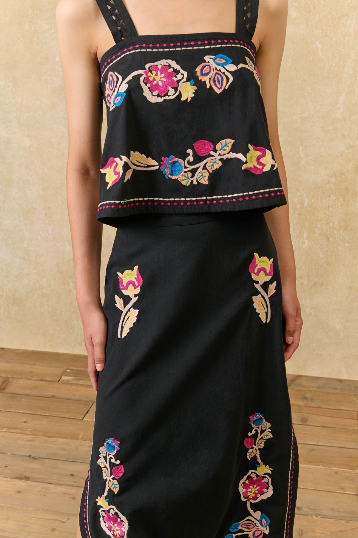 Falda Amarante, falda midi negra con bordado floral – Louise Misha · PORTICO Concept, Turó Park Barcelona (vista 3)