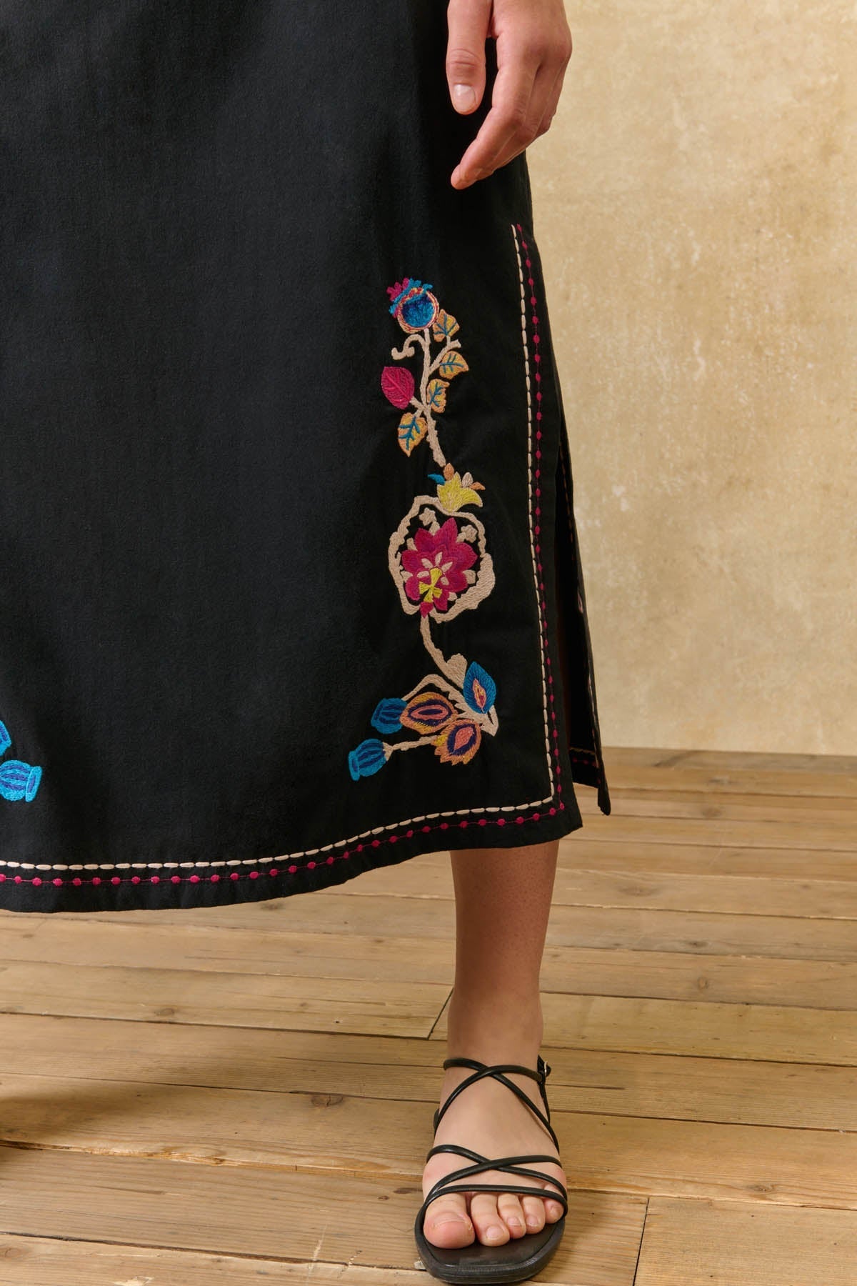 Falda Amarante, falda midi negra con bordado floral – Louise Misha · PORTICO Concept, Turó Park Barcelona (vista 5)