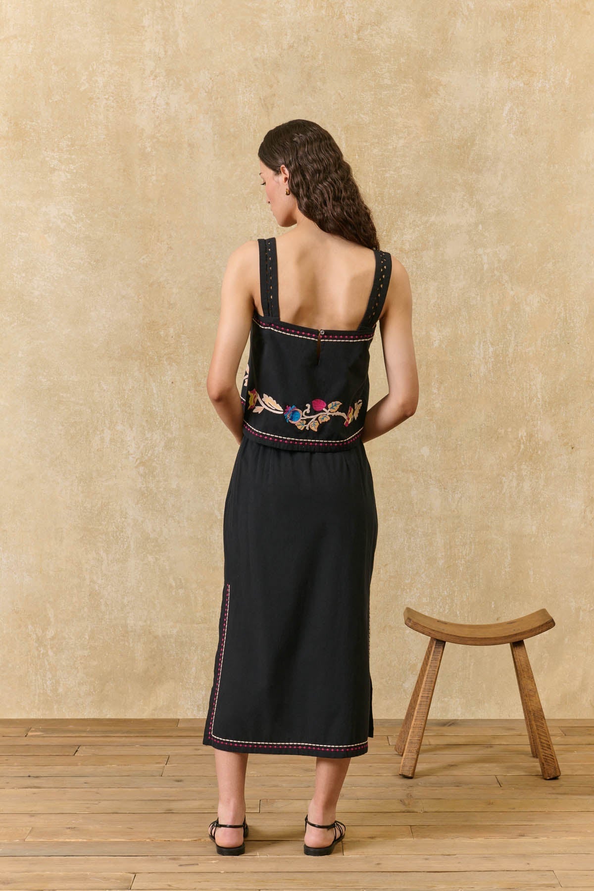Falda Amarante, falda midi negra con bordado floral – Louise Misha · PORTICO Concept, Turó Park Barcelona (vista 4)
