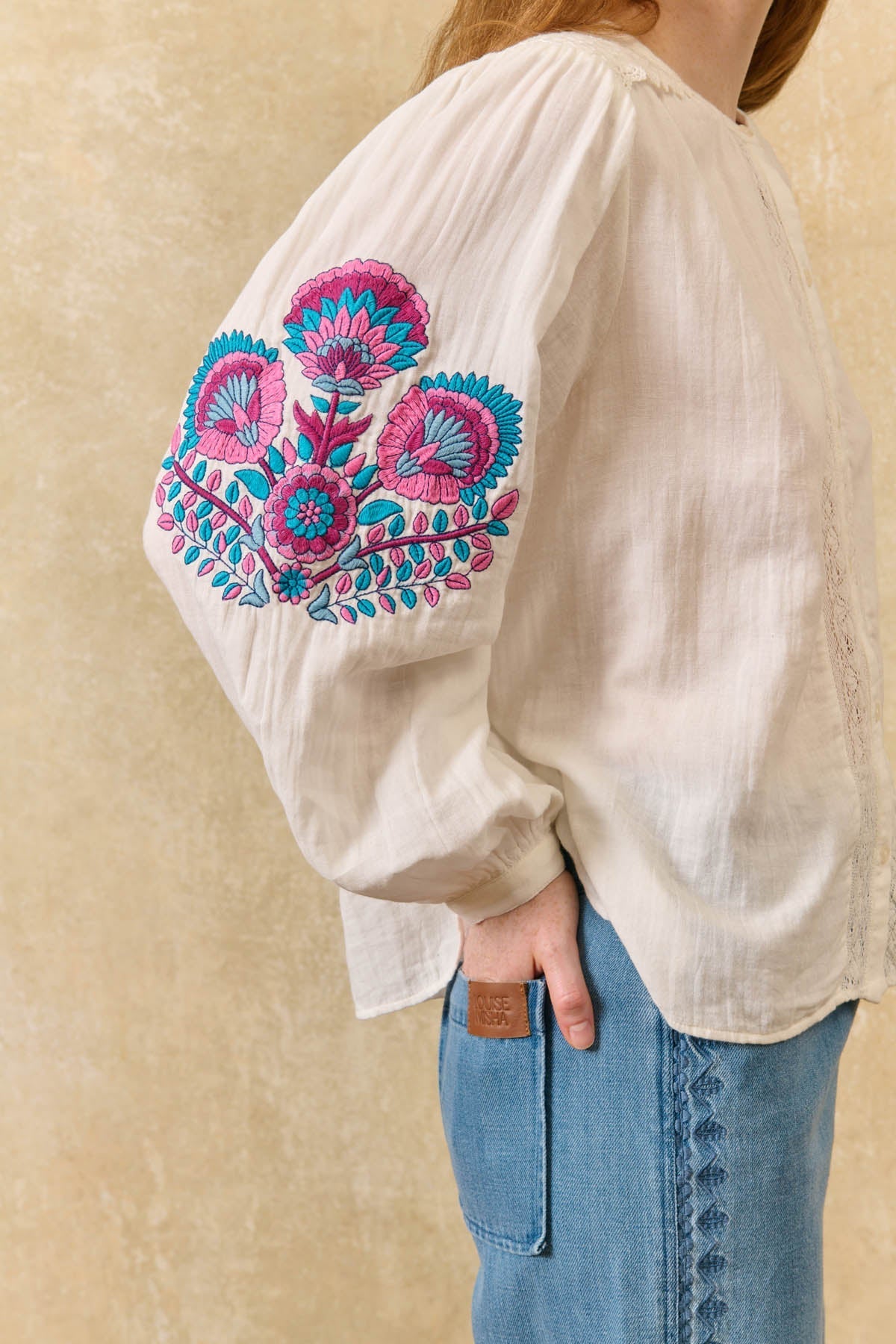 Camisa Jeanne, blusa off-white con bordado floral – Louise Misha · PORTICO Concept, Turó Park Barcelona