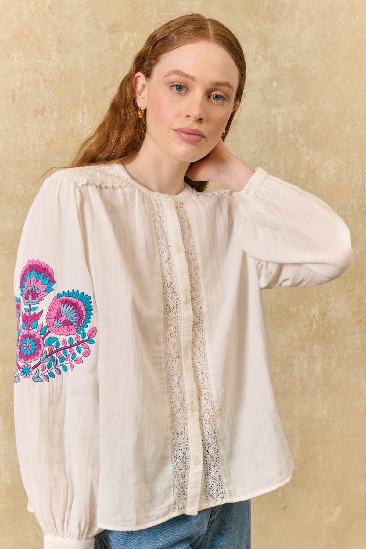 Camisa Jeanne, blusa off-white con bordado floral – Louise Misha · PORTICO Concept, Turó Park Barcelona