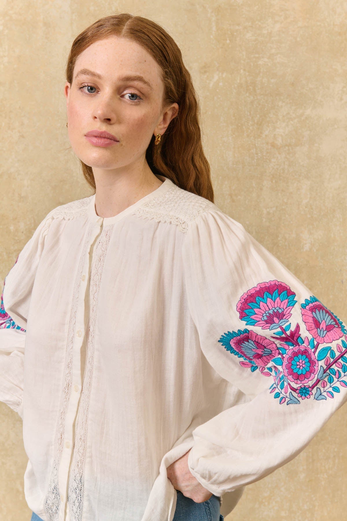 Camisa Jeanne, blusa off-white con bordado floral – Louise Misha · PORTICO Concept, Turó Park Barcelona
