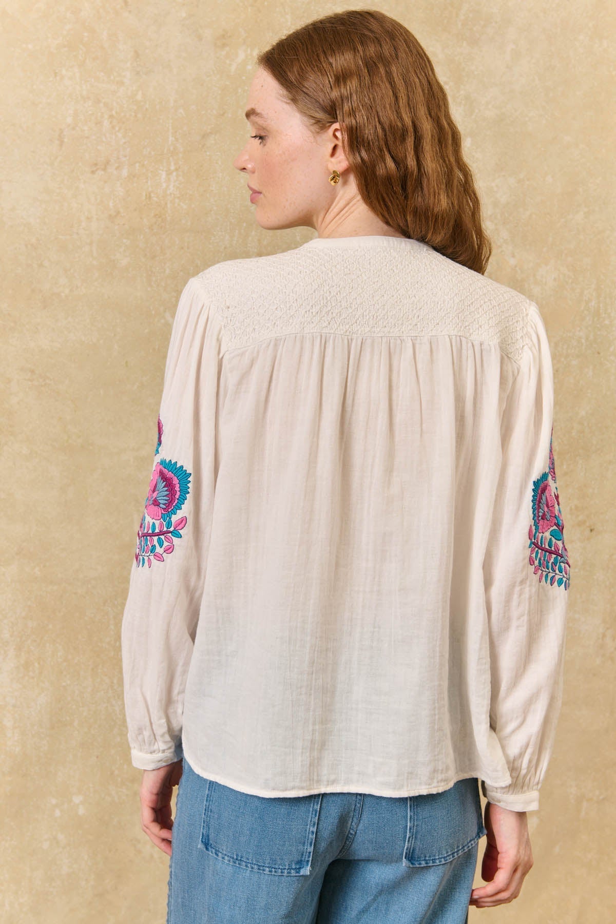 Camisa Jeanne, blusa off-white con bordado floral – Louise Misha · PORTICO Concept, Turó Park Barcelona